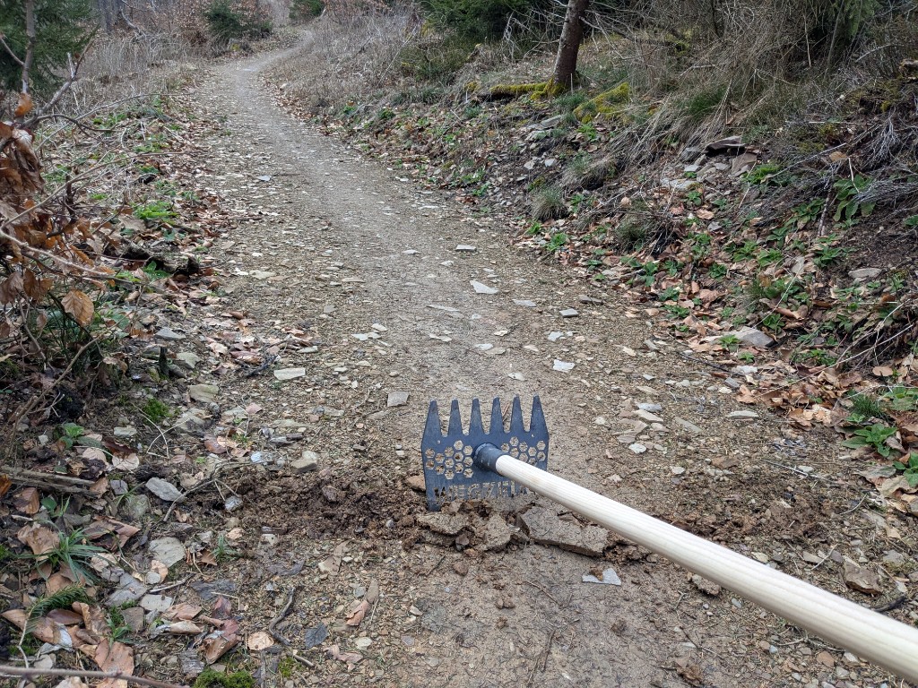 Installation der trailpulse Zählmatte im Waldboden